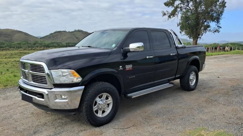 Em 2012, a caminhonete passa a ser vendida sob a marca Ram, cujo motor da Cummins era ainda maior com 6.7 litros!