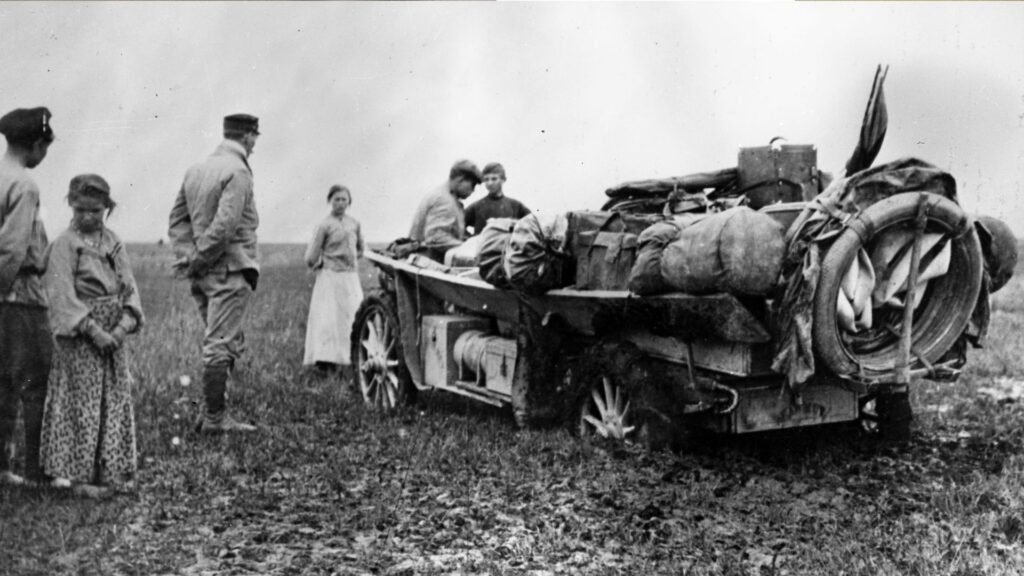 As estradas na época eram quase inexistentes, assim, os carros atolavam com facilidade em terrenos nada amistosos!