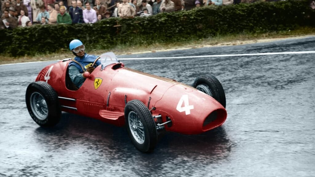 Alberto Ascari, o primeiro piloto bicampeão de Fórmula 1, conquistou seus títulos com o Ferrari 500, um carro com motor 4 cilindros.
