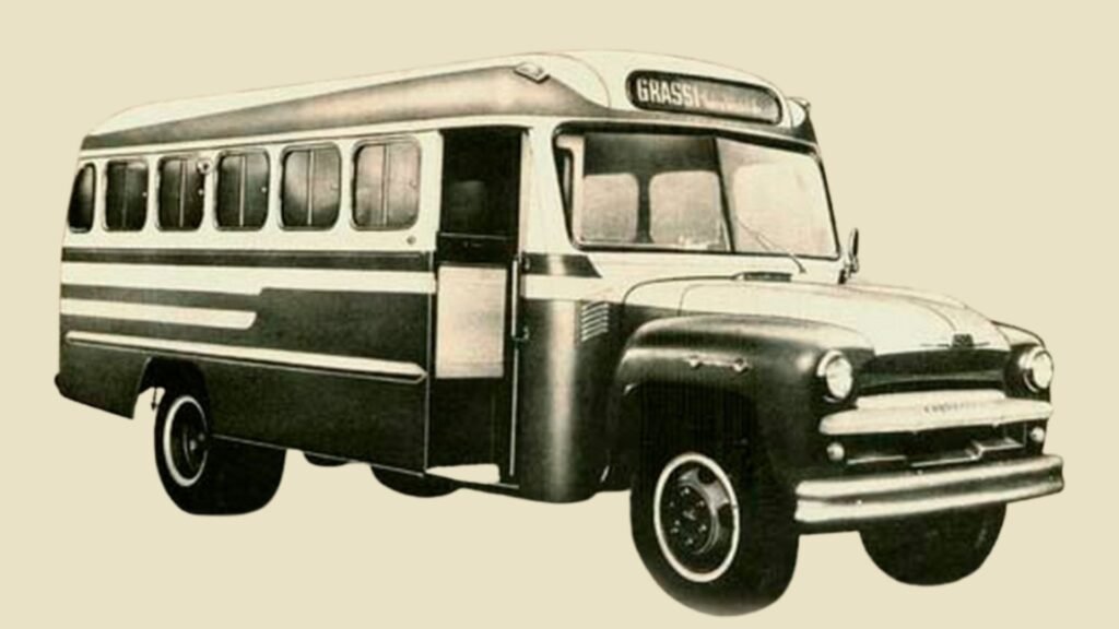 Sertanejo era o típico ônibus com frente de caminhão (popular jardineira) que era um modelo rústico para o transporte rural.