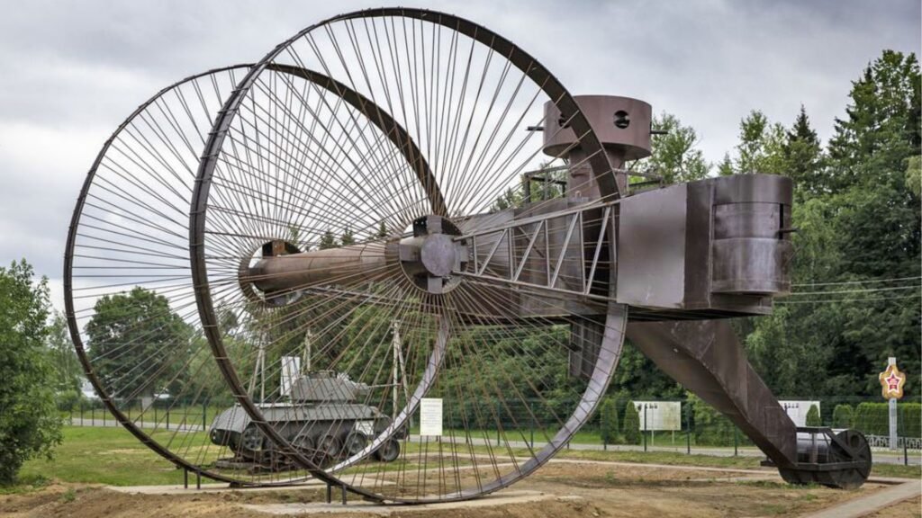 O Tzar Tank era um imenso veículo com 18 metros de comprimento e 9 metros de altura por conta das imensas rodas dianteiras.