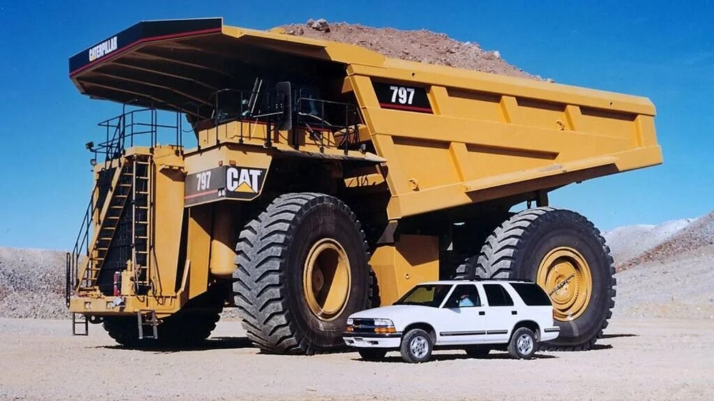Caterpillar 797 foi o maior caminhão basculante do mundo na época de seu lançamento nos anos 90.