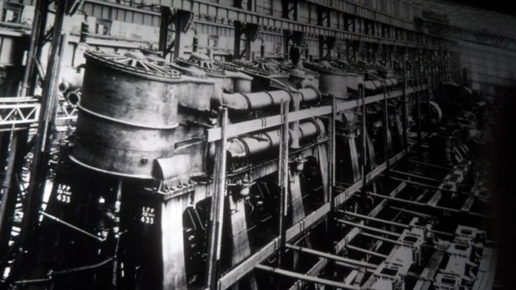 Para mover milhares de toneladas, o Titanic usava o que havia de mais moderno em tecnologia mecânica a vapor, sendo dois motores e uma turbina de dimensões colossais!